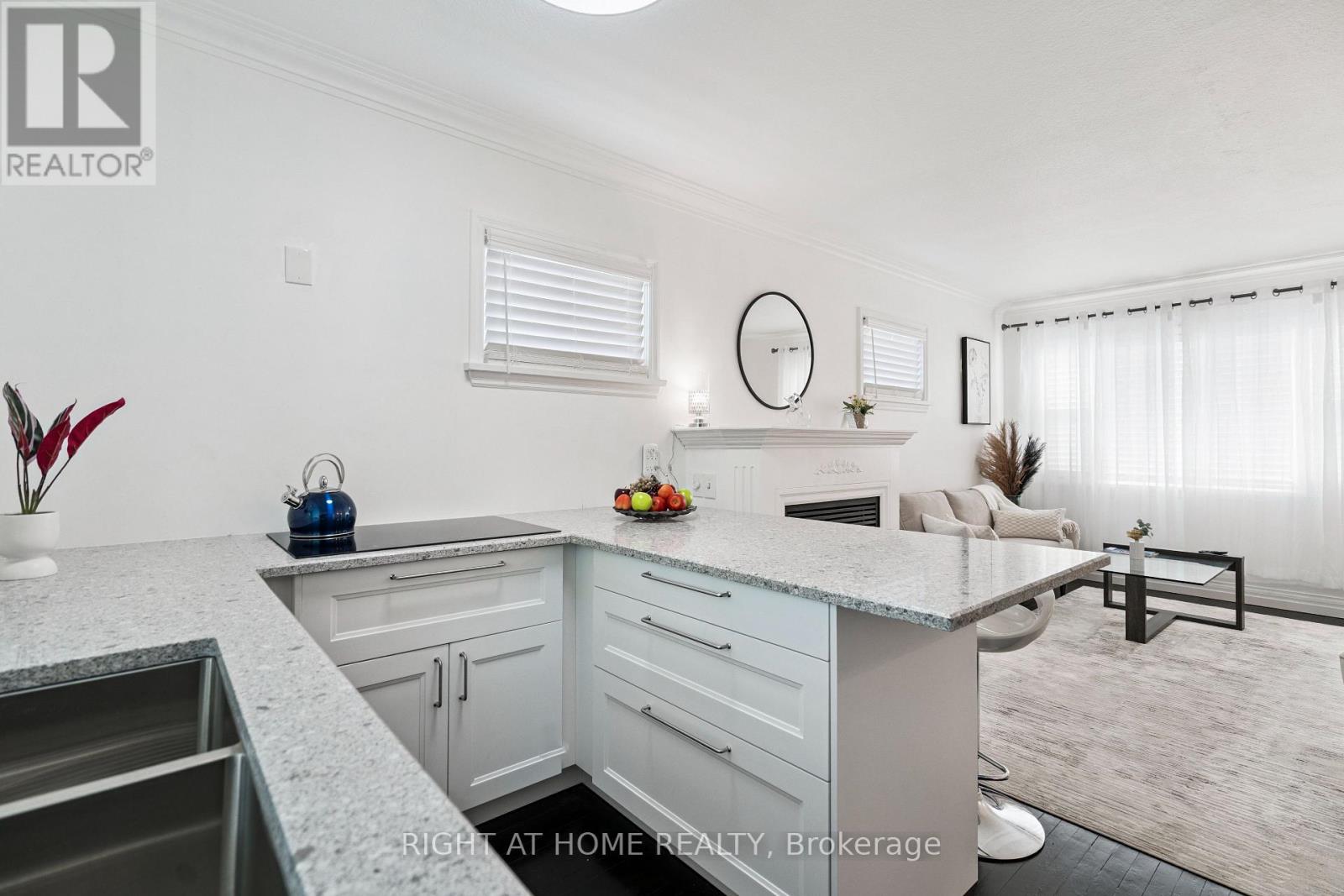 105 Glenridge Avenue, St. Catharines, Ontario  L2R 4X5 - Photo 5 - X12763720