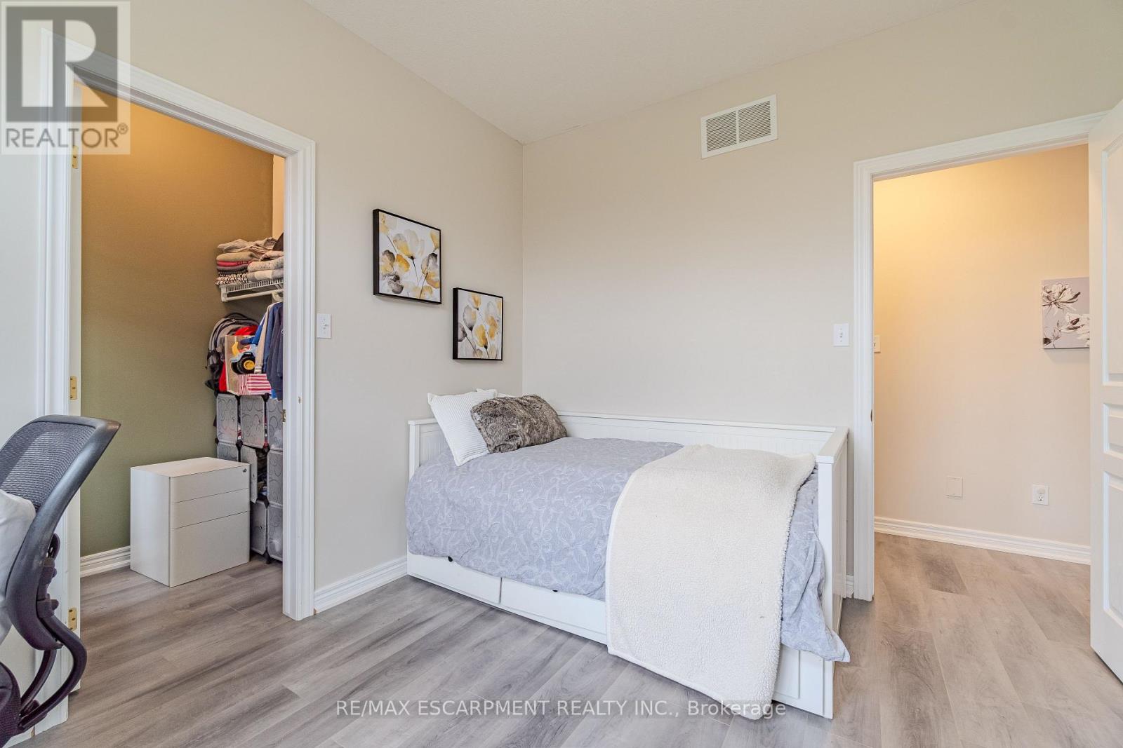 11 Irongate Drive, Brant, Ontario  N3L 4G4 - Photo 10 - X12763726