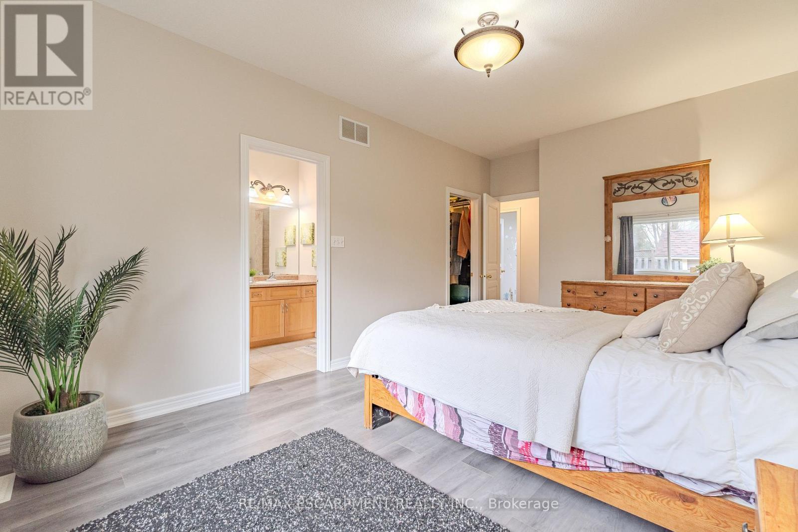 11 Irongate Drive, Brant, Ontario  N3L 4G4 - Photo 7 - X12763726