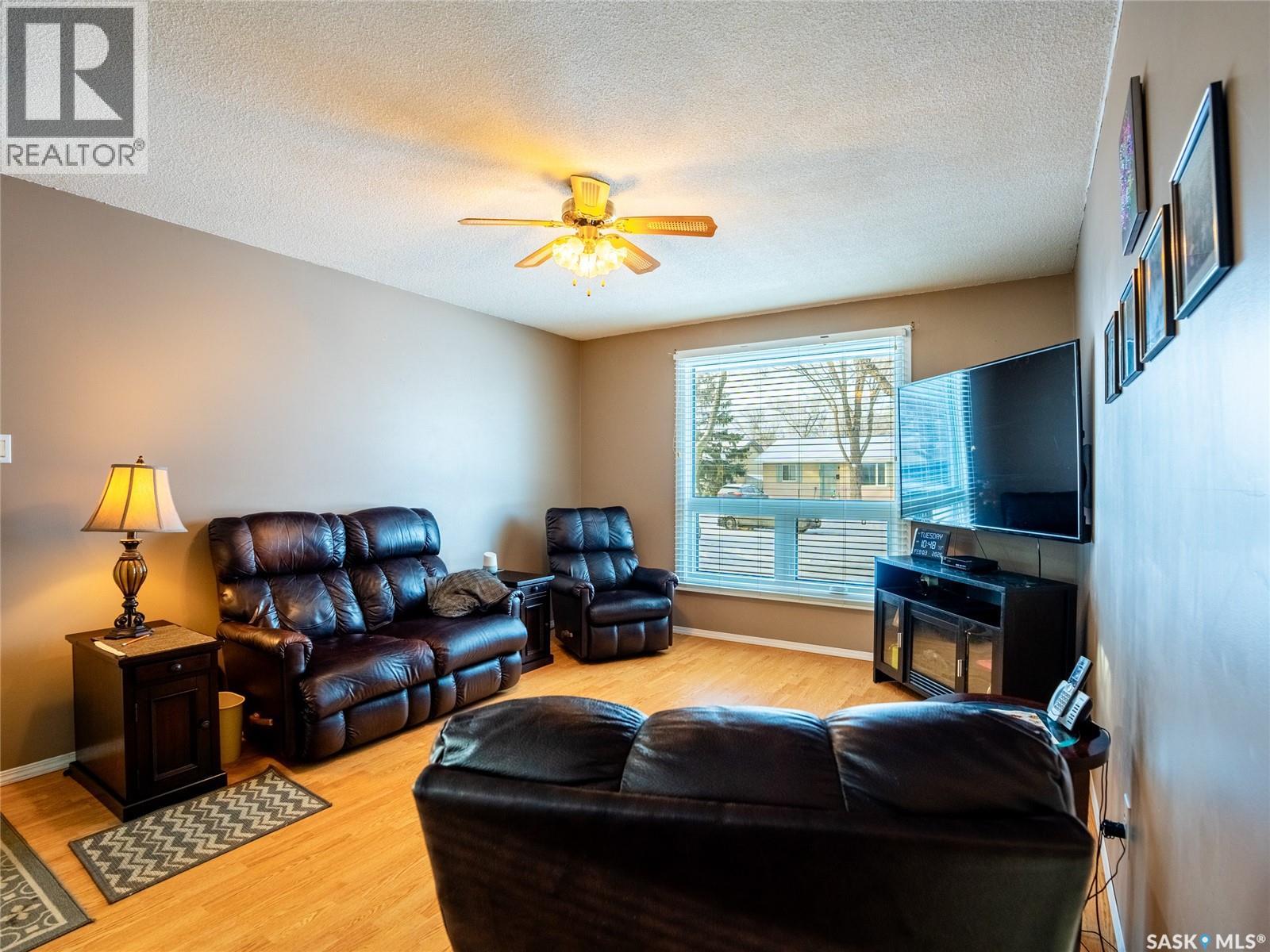 318 Forsyth Crescent, Regina, Saskatchewan  S4R 5L5 - Photo 3 - SK027936