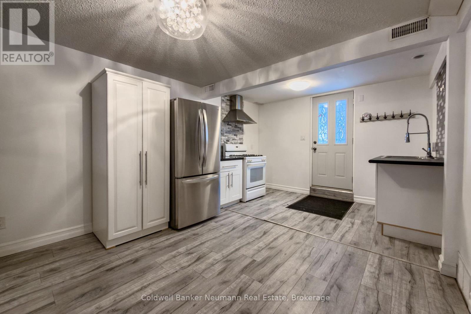 Lower - 92 Brant Avenue, Guelph (Victoria North), Ontario  N1E 1G3 - Photo 4 - X12763882