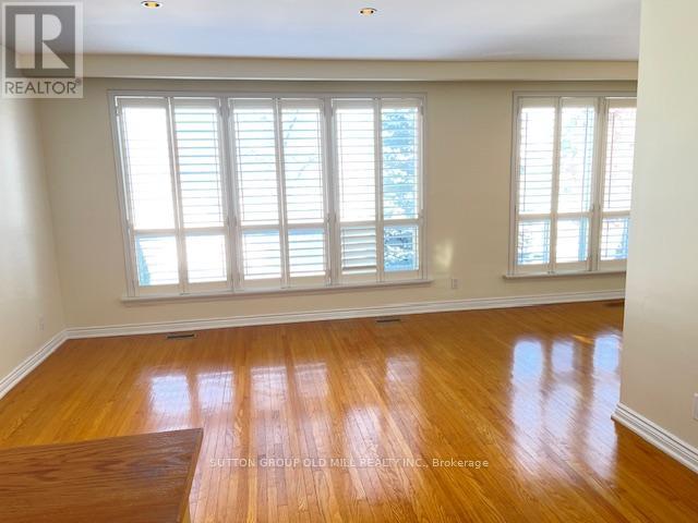 37 Tapley Drive, Toronto, Ontario  M9R 3P2 - Photo 6 - W12751688