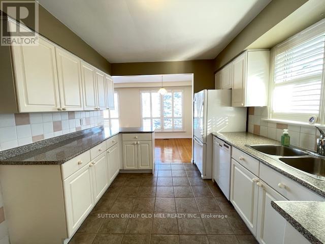 37 Tapley Drive, Toronto, Ontario  M9R 3P2 - Photo 3 - W12751688