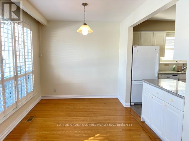 37 Tapley Drive, Toronto, Ontario  M9R 3P2 - Photo 5 - W12751688