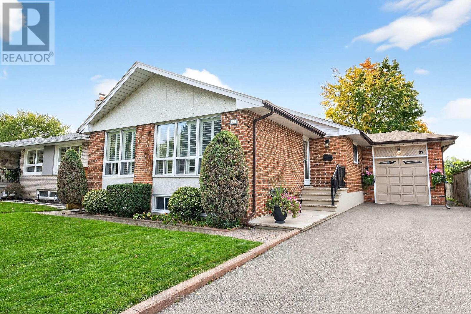 37 TAPLEY DRIVE, Toronto, Ontario