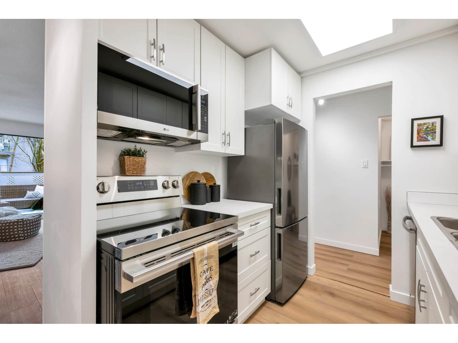 107 15020 North Bluff Road, White Rock, British Columbia  V4B 5A4 - Photo 11 - R3086751