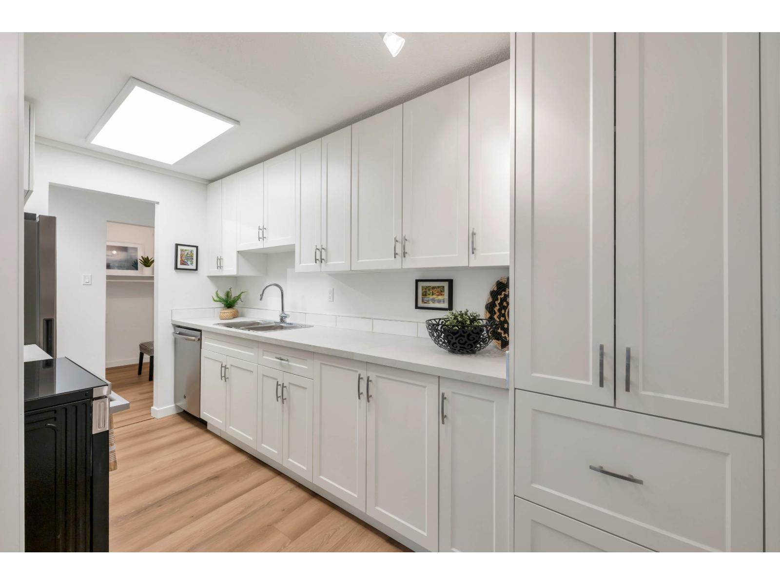 107 15020 North Bluff Road, White Rock, British Columbia  V4B 5A4 - Photo 8 - R3086751