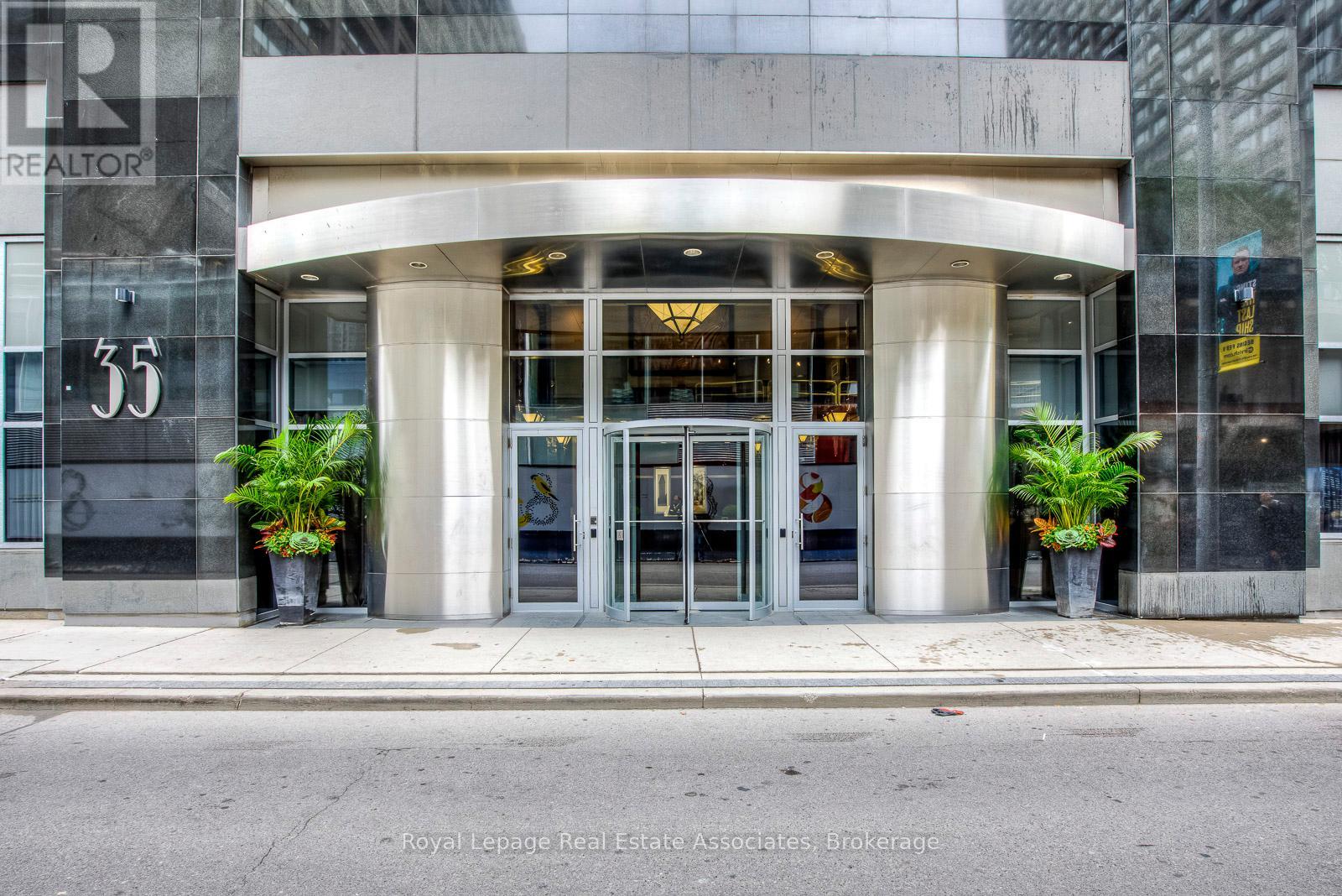 2401 - 35 Balmuto Street, Toronto, Ontario  M4Y 0A3 - Photo 2 - C12763884