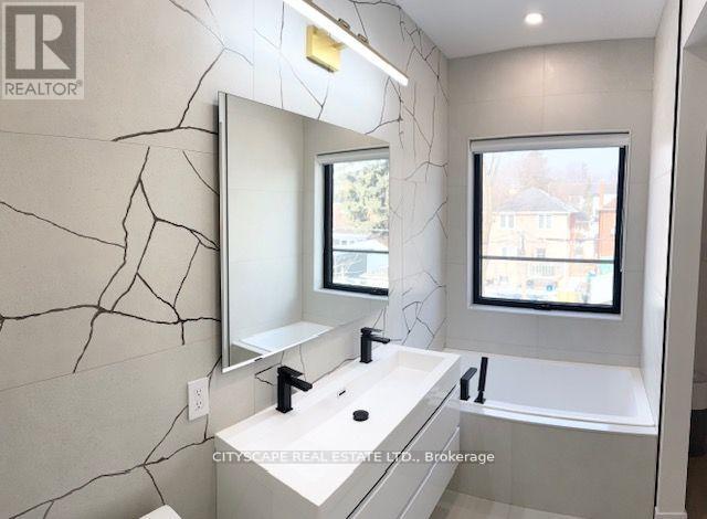 2b Holmstead Avenue, Toronto, Ontario  M4B 1T1 - Photo 19 - E12763912