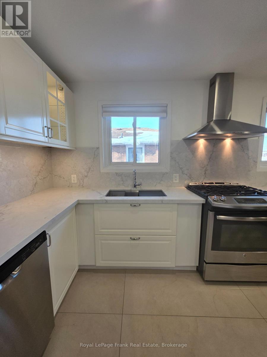 660a Chipmunk Street, Pickering, Ontario  L1W 2W1 - Photo 4 - E12763914