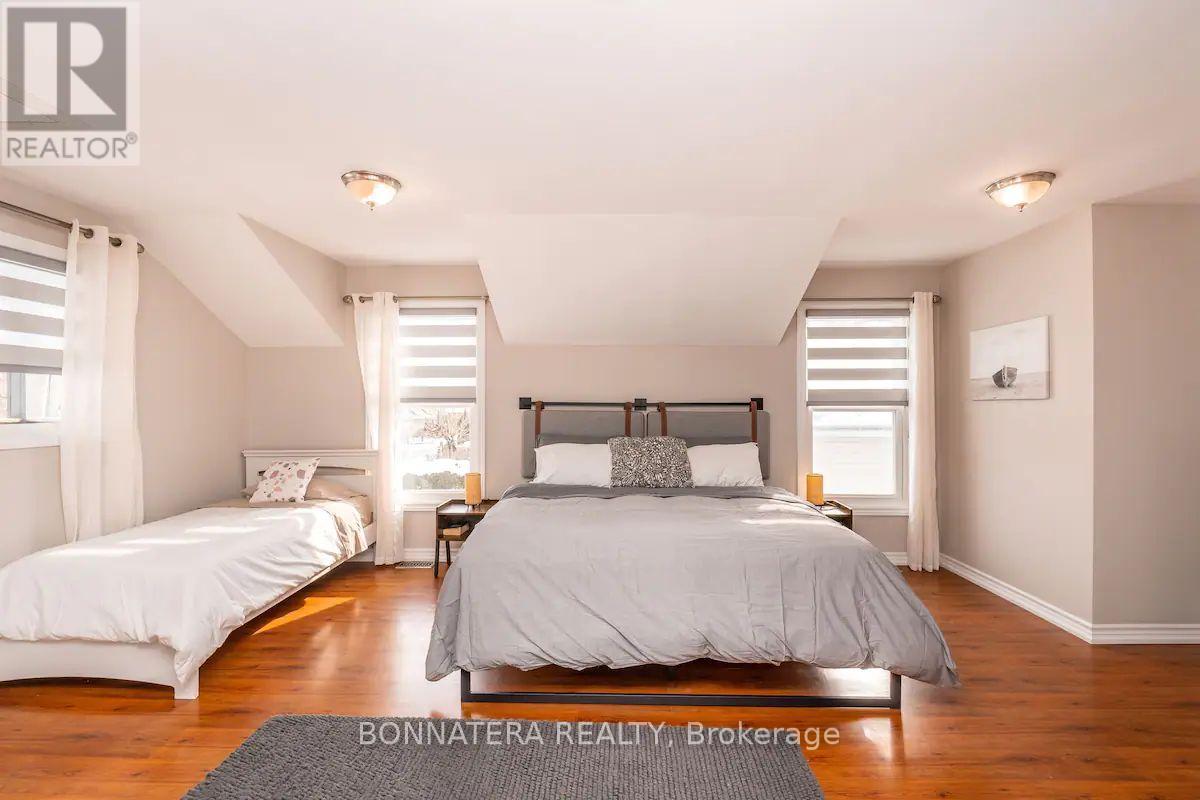 687 Innisfil Beach Road, Innisfil (Alcona), Ontario  L0L 2M0 - Photo 20 - N12763774