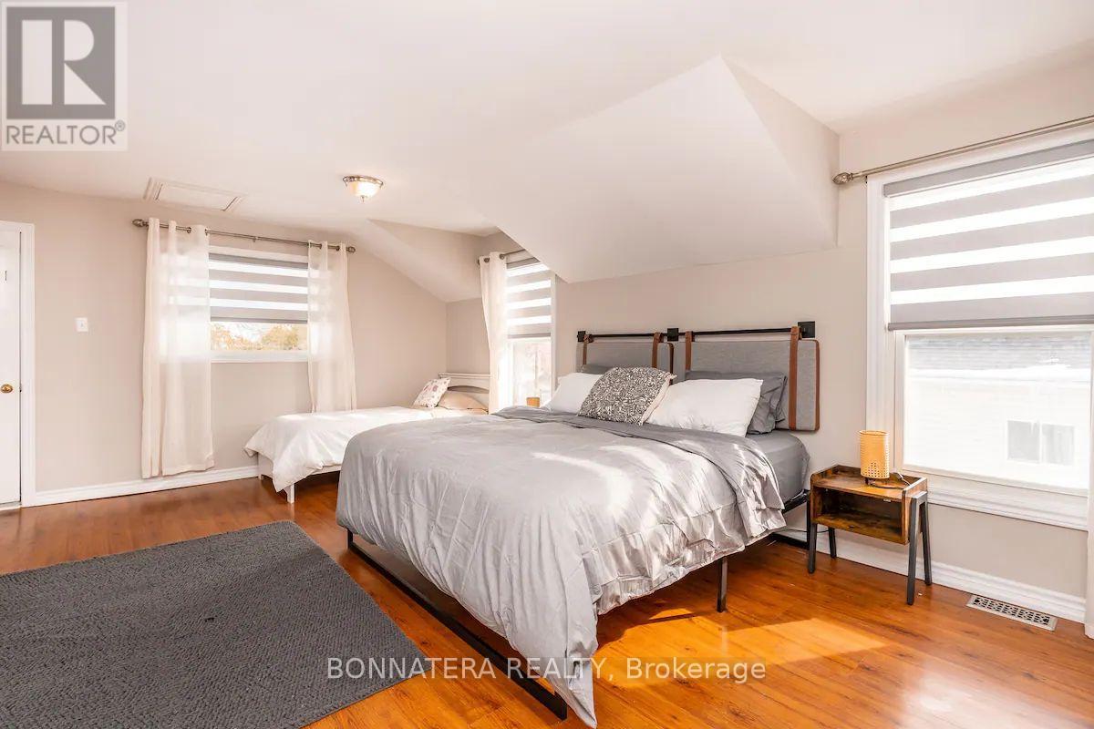 687 Innisfil Beach Road, Innisfil (Alcona), Ontario  L0L 2M0 - Photo 21 - N12763774