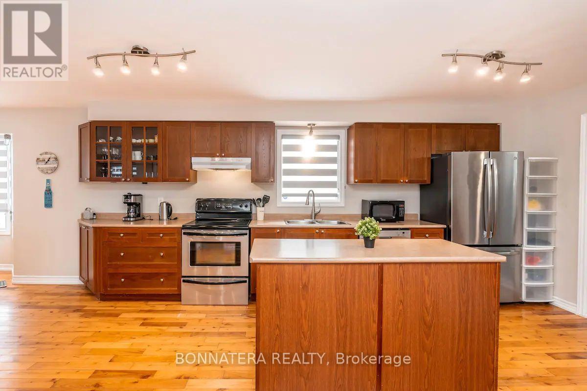 687 Innisfil Beach Road, Innisfil (Alcona), Ontario  L0L 2M0 - Photo 9 - N12763774