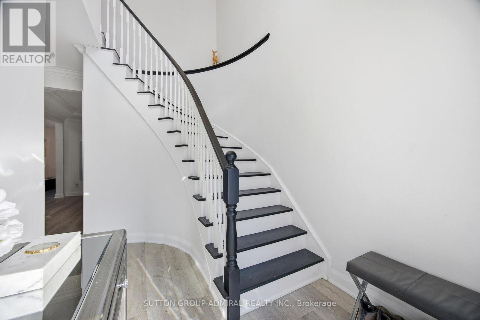 2415 Valley Heights Crescent, Oakville, Ontario  L6H 6X2 - Photo 5 - W12763934