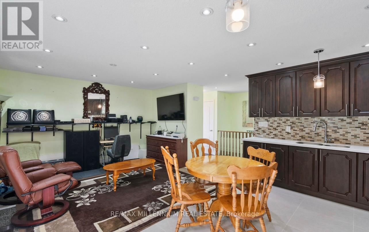 17 Haley Court, Brampton, Ontario  L6S 1N6 - Photo 1 - W12763958