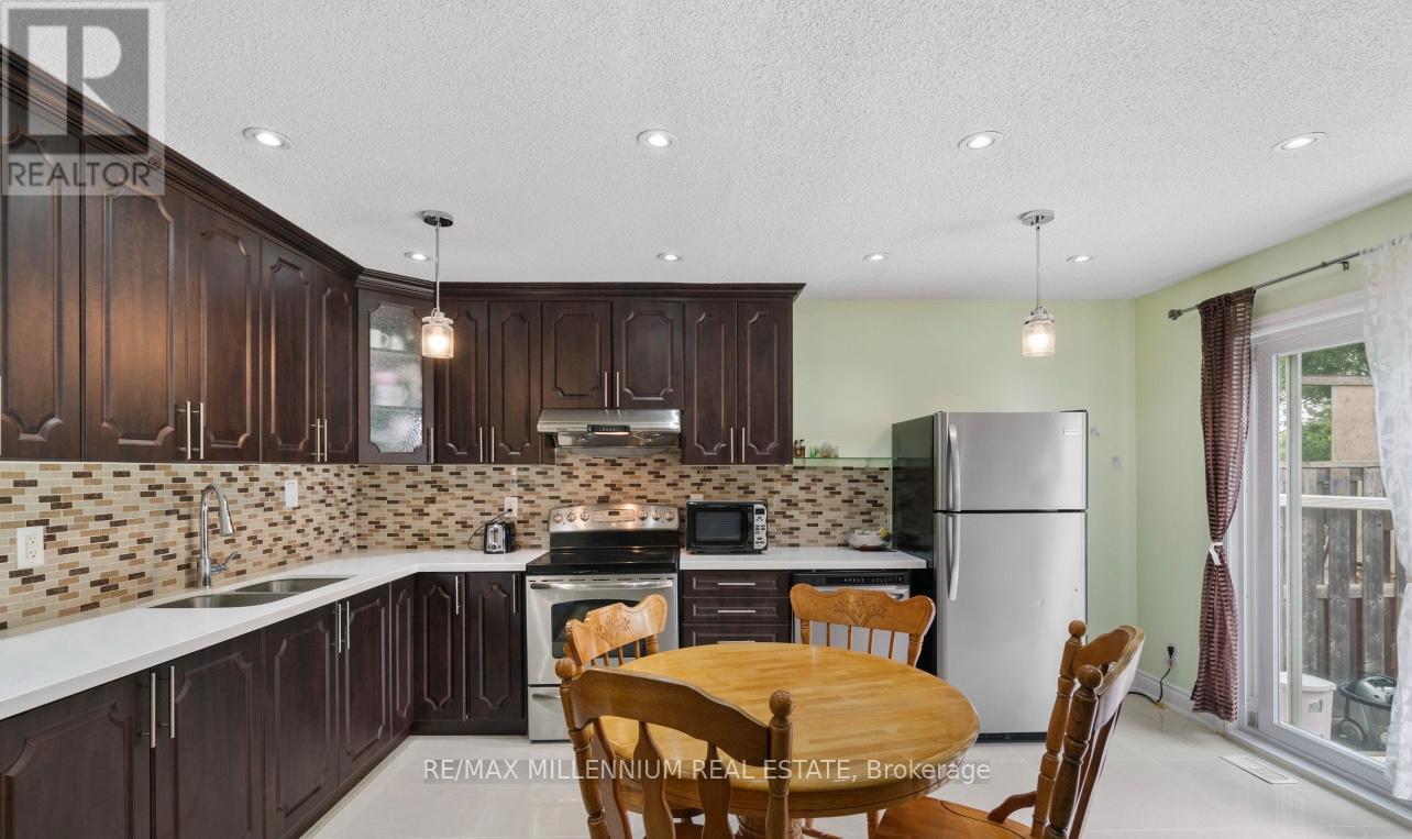 17 Haley Court, Brampton, Ontario  L6S 1N6 - Photo 3 - W12763958