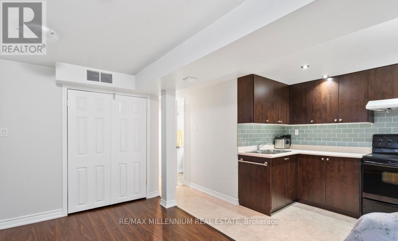 17 Haley Court, Brampton, Ontario  L6S 1N6 - Photo 4 - W12763958