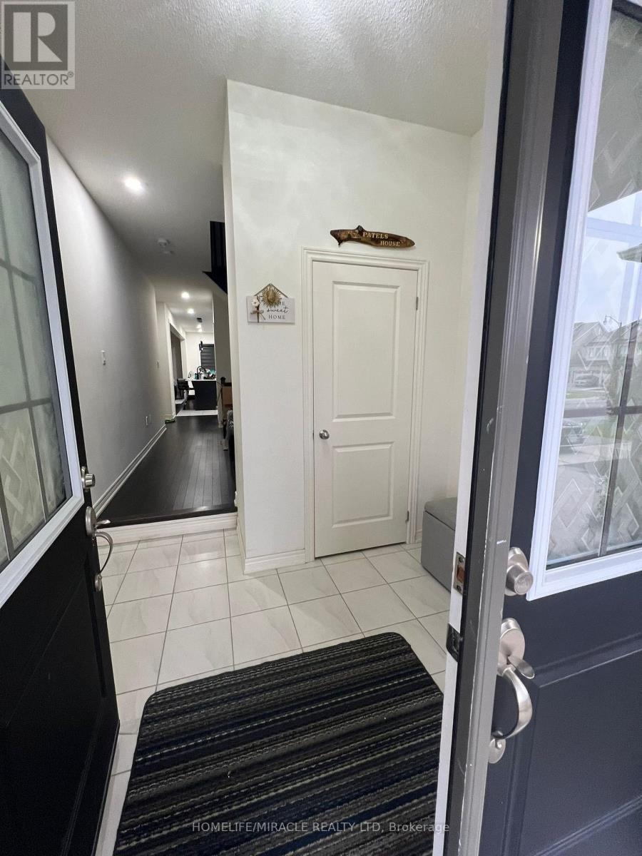 85 Cobriza Crescent, Brampton, Ontario  L7A 5A6 - Photo 5 - W12763972