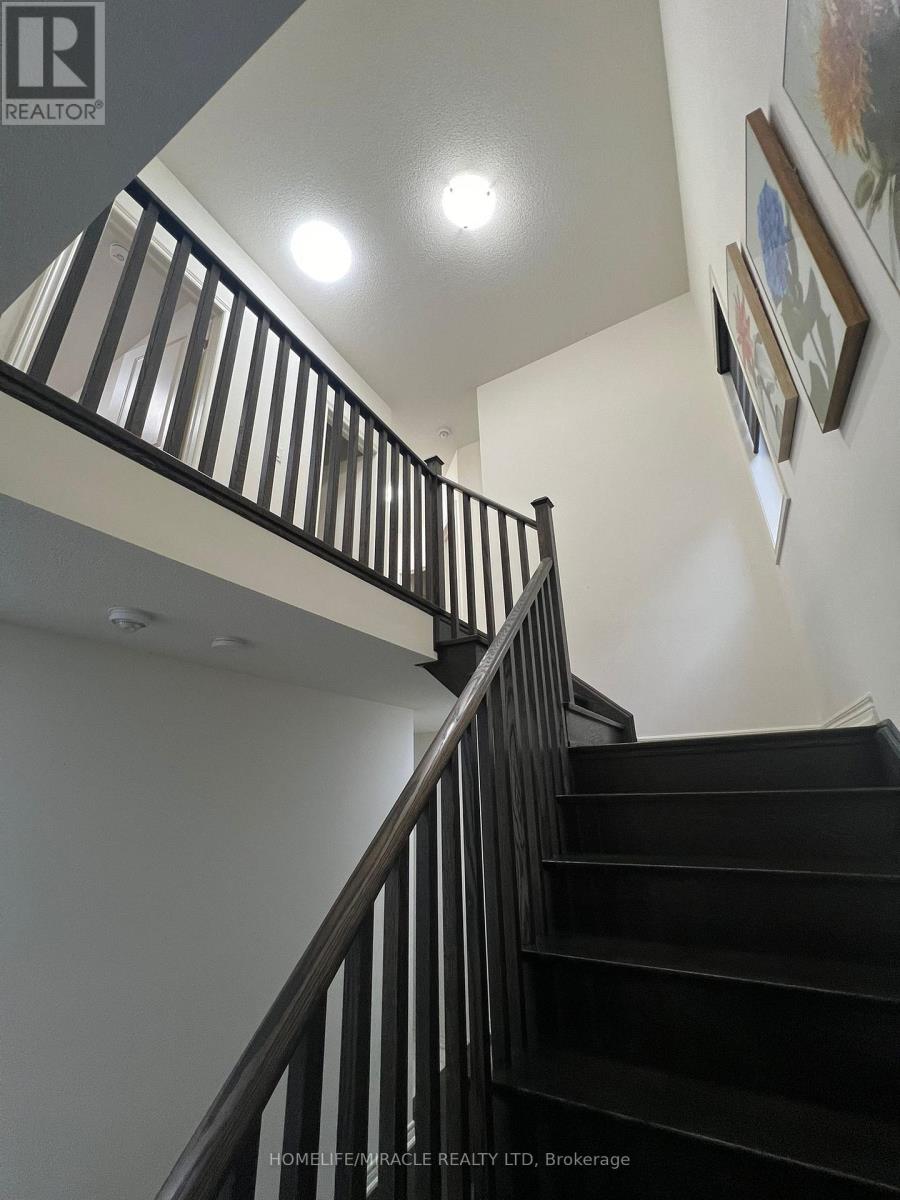 85 Cobriza Crescent, Brampton, Ontario  L7A 5A6 - Photo 7 - W12763972