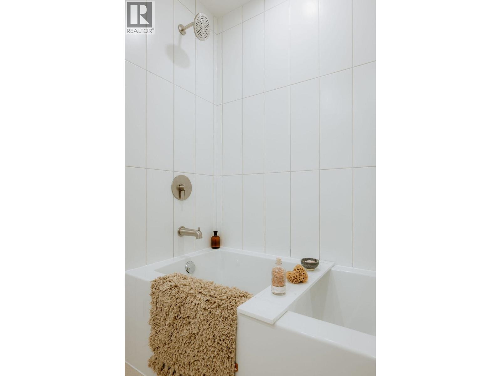 305 3594 Malsum Drive, North Vancouver, British Columbia  V7G 0B4 - Photo 6 - R3051274