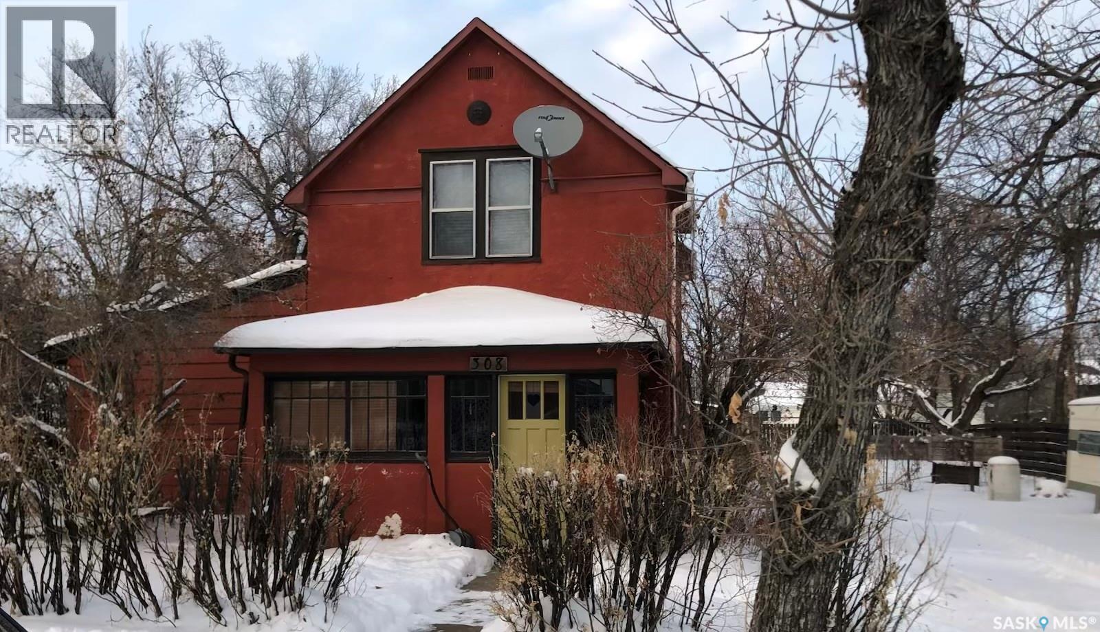 308 5th Avenue W, Assiniboia, Saskatchewan  S0H 0B0 - Photo 1 - SK028026