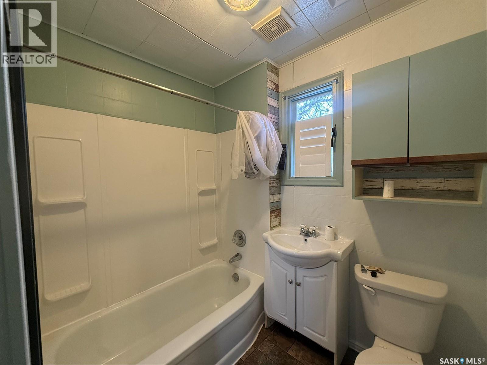 308 5th Avenue W, Assiniboia, Saskatchewan  S0H 0B0 - Photo 7 - SK028026