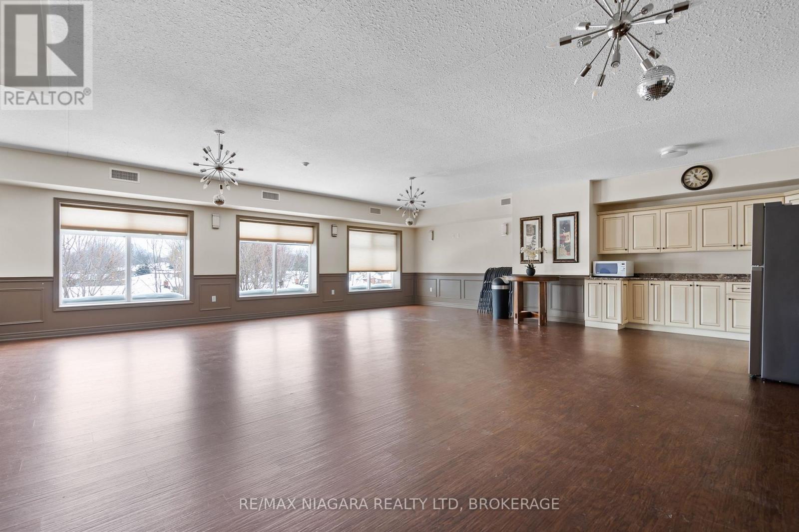 300 - 4644 Pettit Avenue, Niagara Falls, Ontario  L2E 0B4 - Photo 18 - X12764018