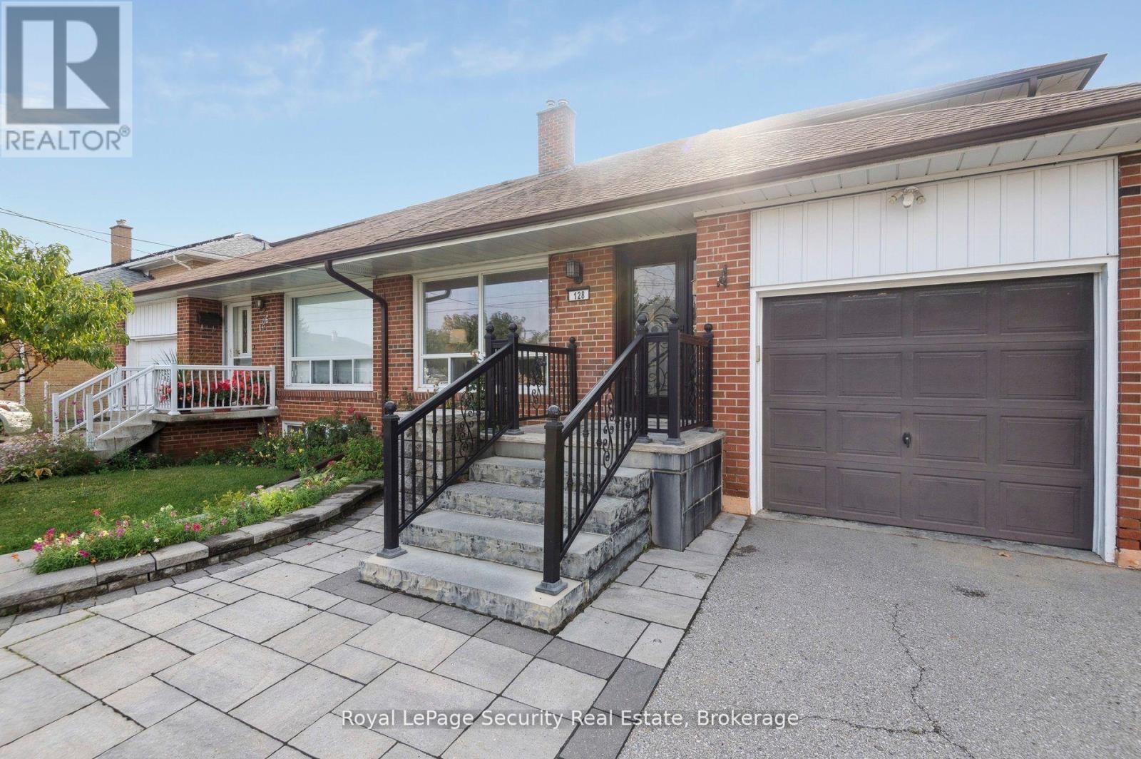 128 Sentinel Road W, Toronto, Ontario  M3J 1T2 - Photo 2 - W12764034