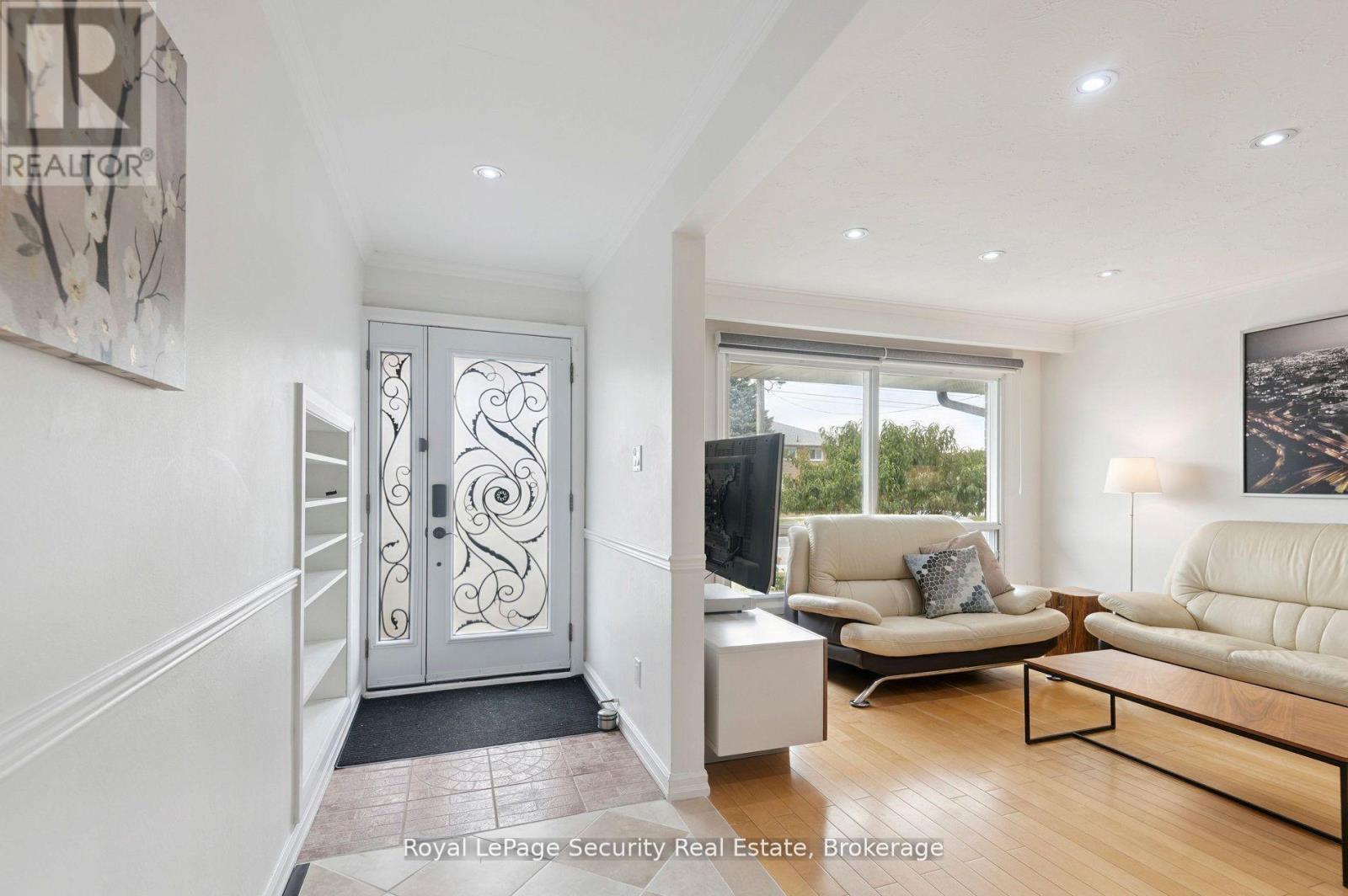 128 Sentinel Road W, Toronto, Ontario  M3J 1T2 - Photo 3 - W12764034