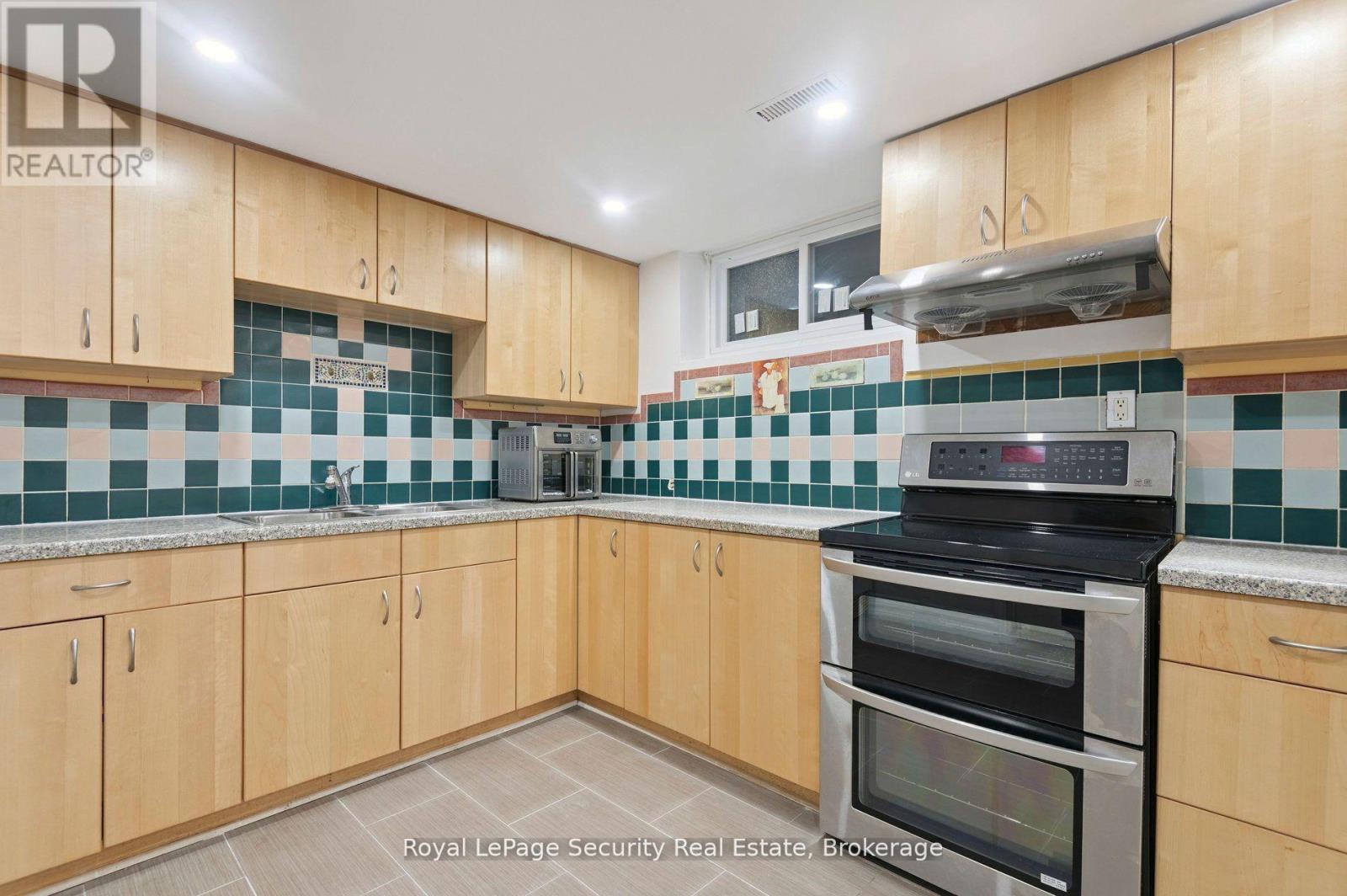 128 Sentinel Road W, Toronto, Ontario  M3J 1T2 - Photo 41 - W12764034