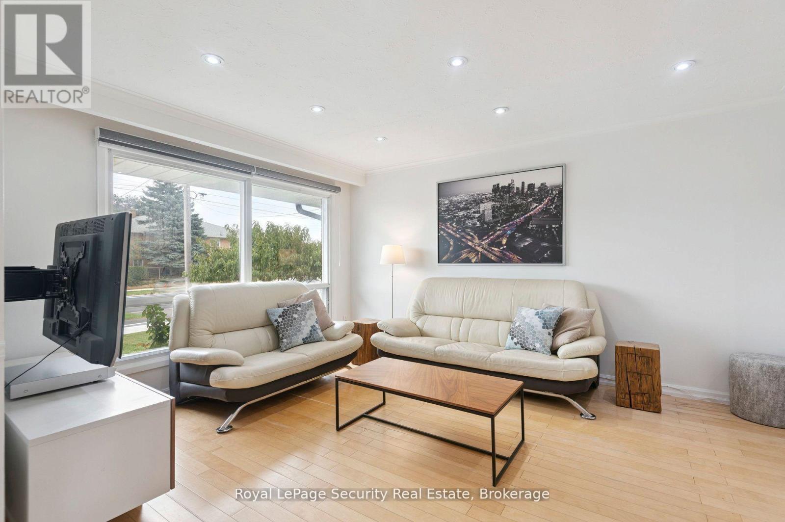 128 Sentinel Road W, Toronto, Ontario  M3J 1T2 - Photo 5 - W12764034