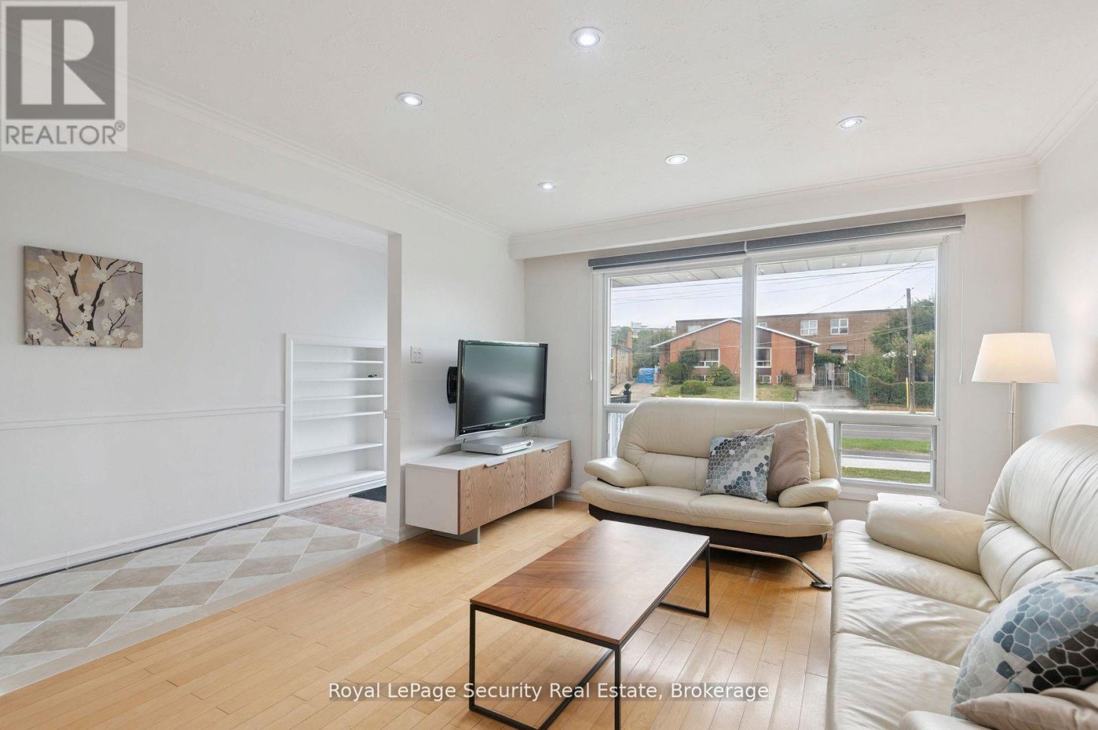 128 Sentinel Road W, Toronto, Ontario  M3J 1T2 - Photo 6 - W12764034