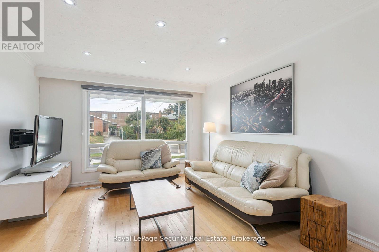 128 Sentinel Road W, Toronto, Ontario  M3J 1T2 - Photo 8 - W12764034