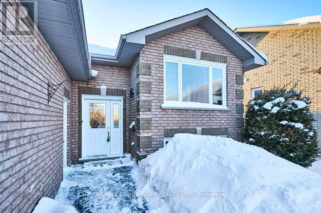 26 Eakins Crescent, Kawartha Lakes, Ontario  K9V 6J9 - Photo 5 - X12764074