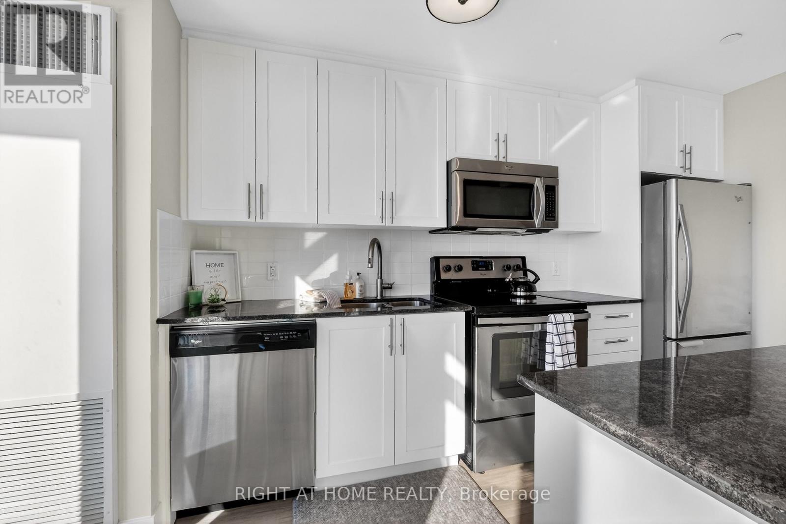 806 - 118 Holmwood Avenue, Ottawa, Ontario  K1S 2P4 - Photo 17 - X12764094