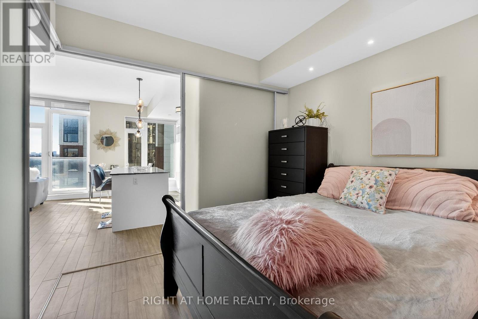 806 - 118 Holmwood Avenue, Ottawa, Ontario  K1S 2P4 - Photo 22 - X12764094