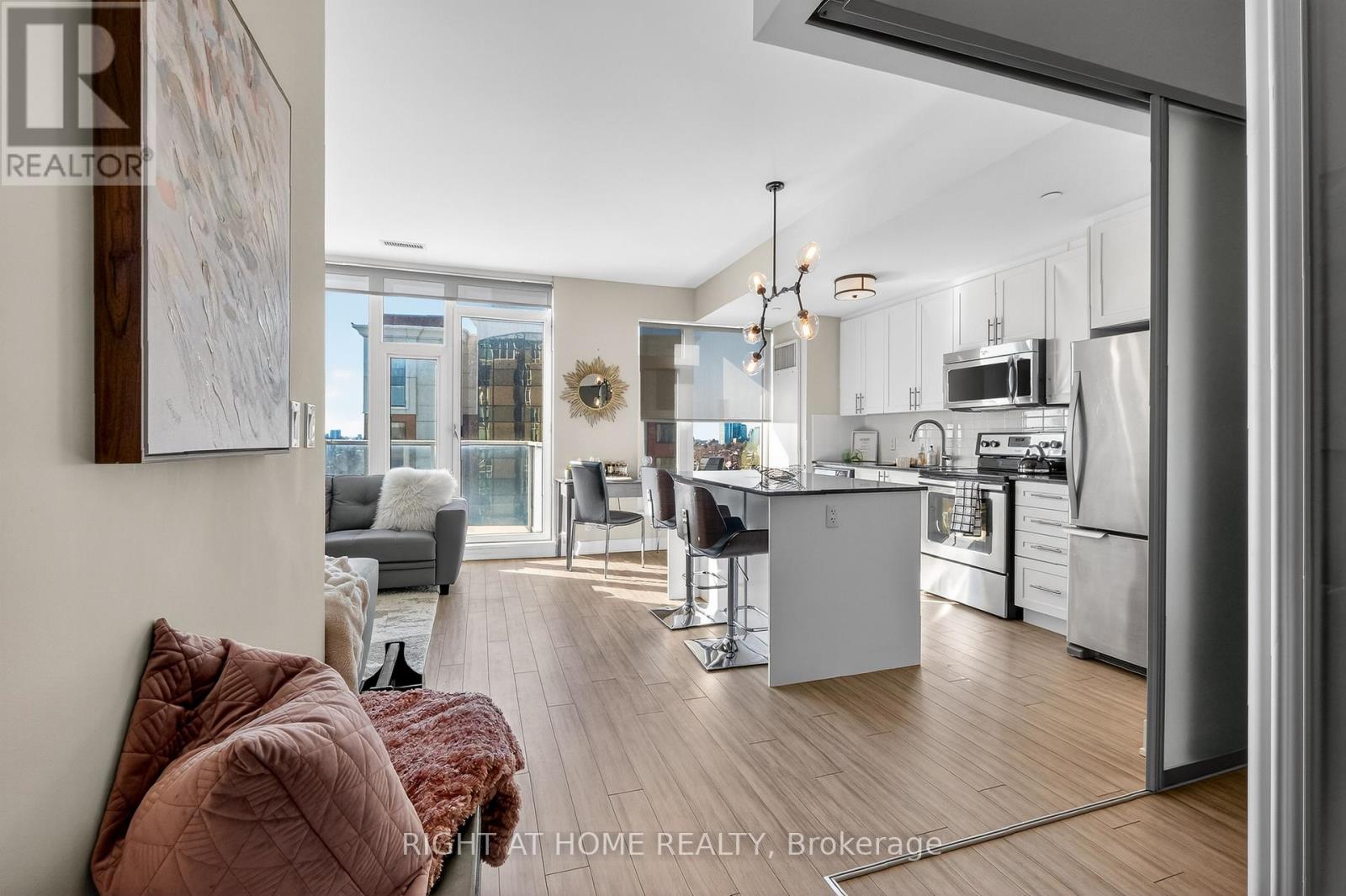 806 - 118 Holmwood Avenue, Ottawa, Ontario  K1S 2P4 - Photo 7 - X12764094