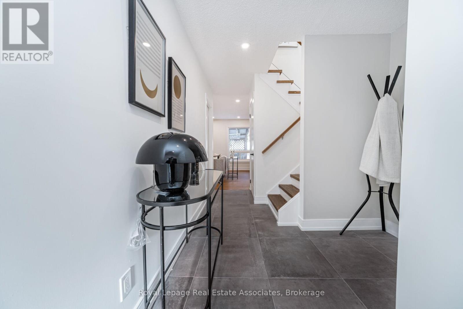 471 Valhalla Court, Oakville, Ontario  L6L 5M5 - Photo 5 - W12763916