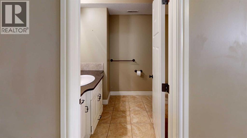 855 Mt Sundance Manor W, Lethbridge, Alberta  T1J 1X5 - Photo 2 - A2284366