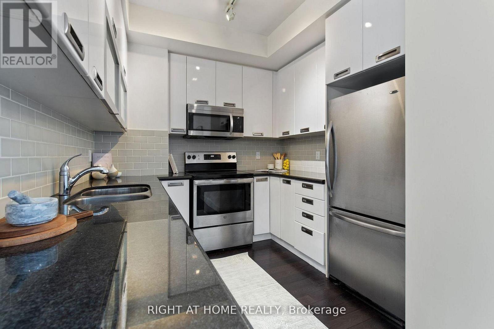 732 - 90 Stadium Road, Toronto, Ontario  M5V 3W5 - Photo 8 - C12764164