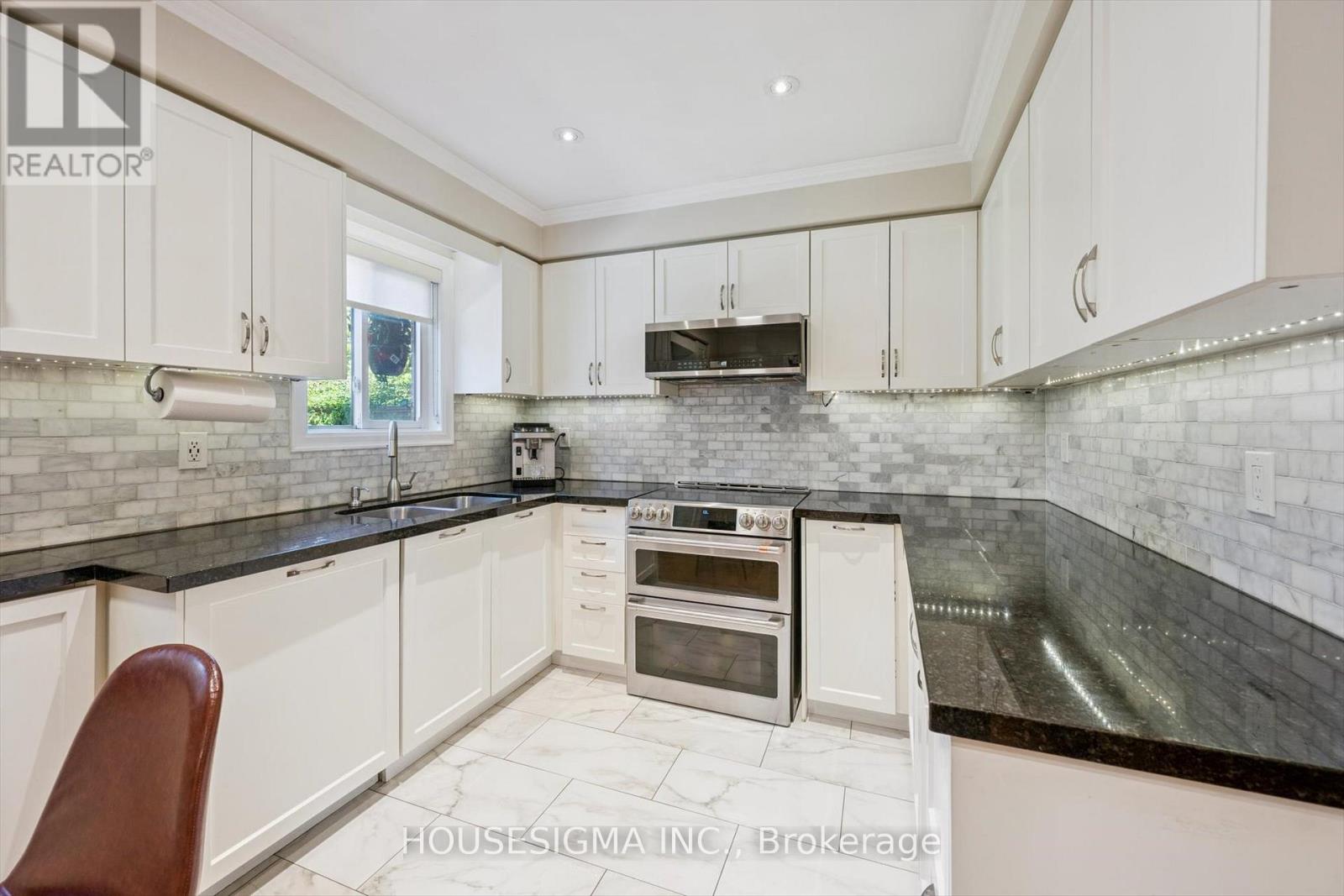 1197 Old Oak Drive, Oakville, Ontario  L6M 3K6 - Photo 10 - W12764136