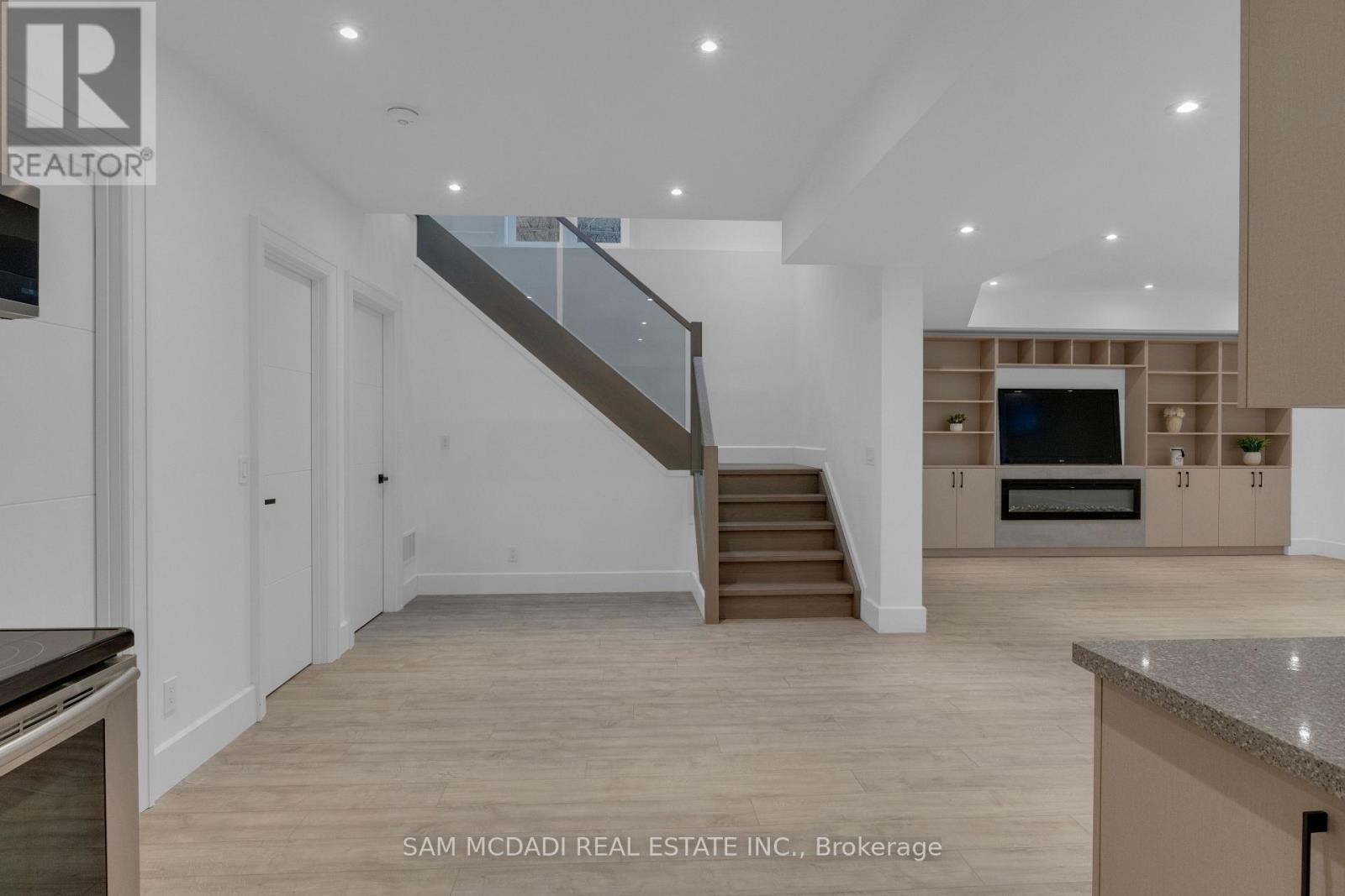 1050 Edgeleigh Avenue, Mississauga, Ontario  L5E 2G1 - Photo 28 - W12764166