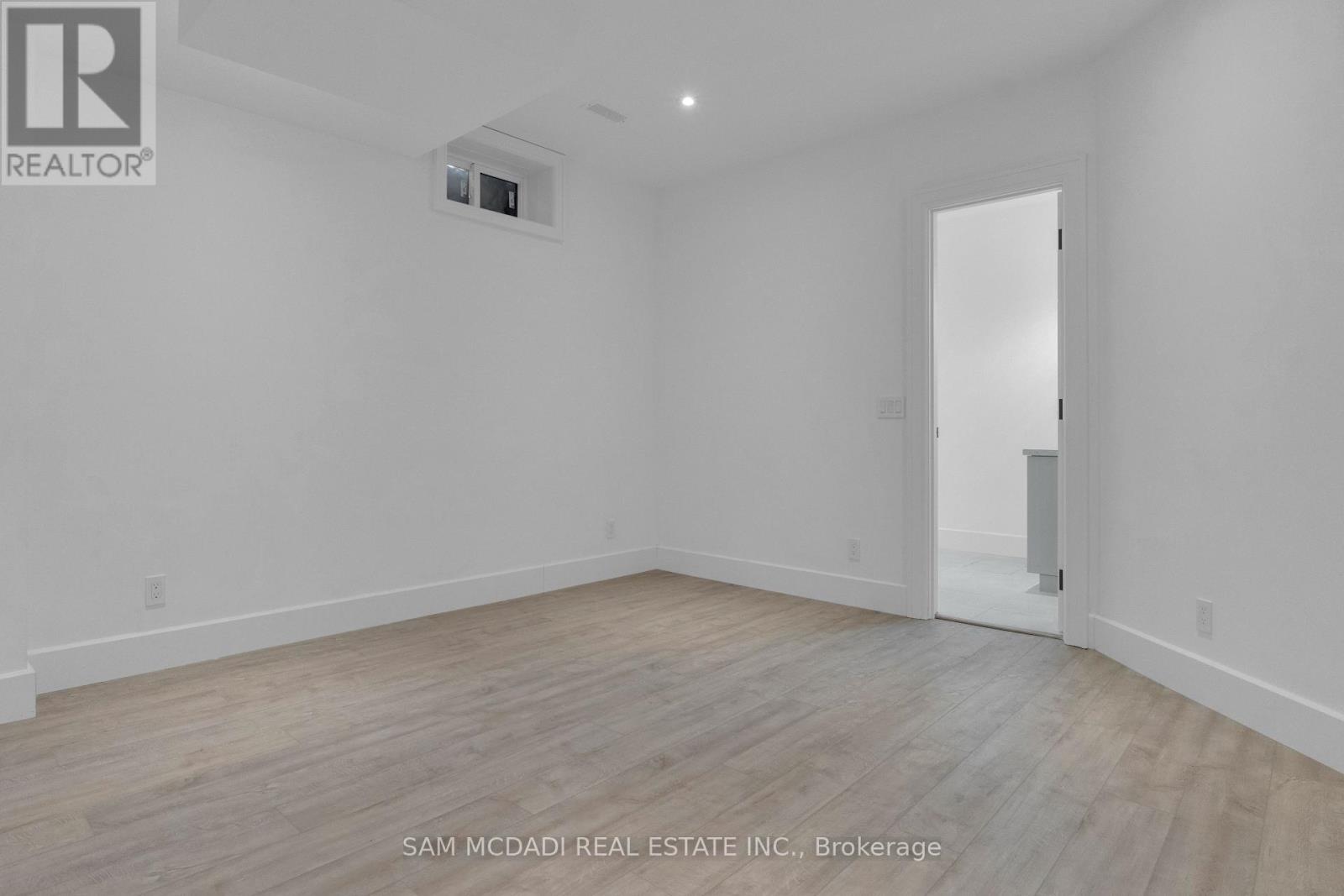 1050 Edgeleigh Avenue, Mississauga, Ontario  L5E 2G1 - Photo 35 - W12764166