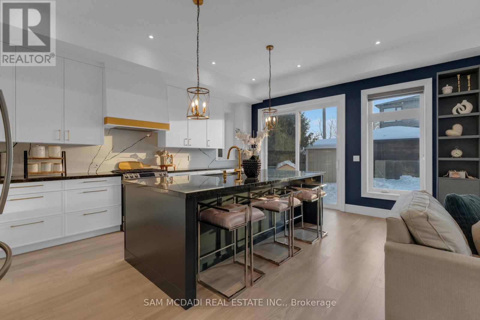 1050 Edgeleigh Avenue, Mississauga, Ontario  L5E 2G1 - Photo 4 - W12764166