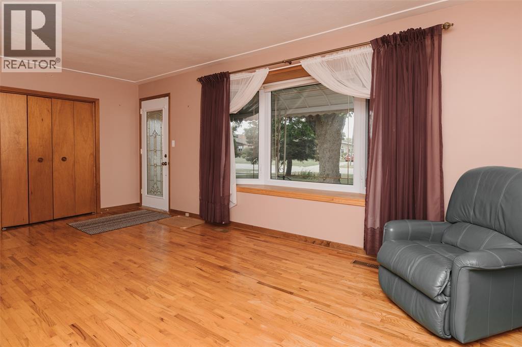 28 Highland Drive, Wallaceburg, Ontario  N8A 2K4 - Photo 3 - 26002717