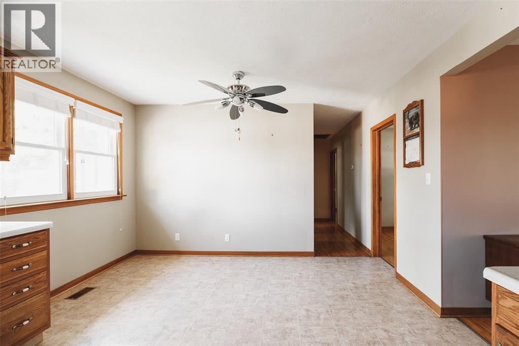 28 Highland Drive, Wallaceburg, Ontario  N8A 2K4 - Photo 9 - 26002717