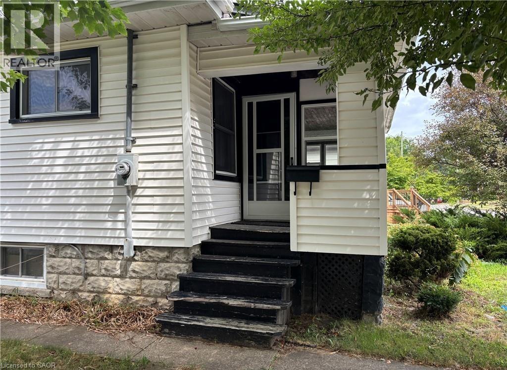 9 Grantham Avenue S, St. Catharines, Ontario  L2P 3B3 - Photo 3 - 40803399