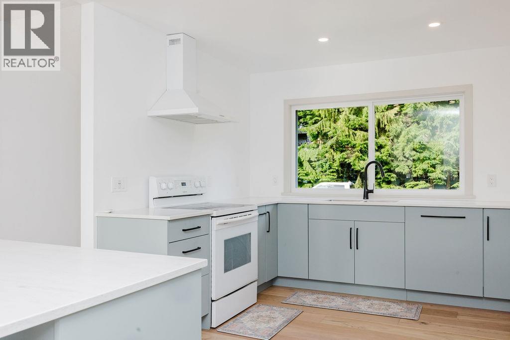 723 Tricklebrook Way, Gibsons, British Columbia  V0N 1V9 - Photo 11 - R3087219