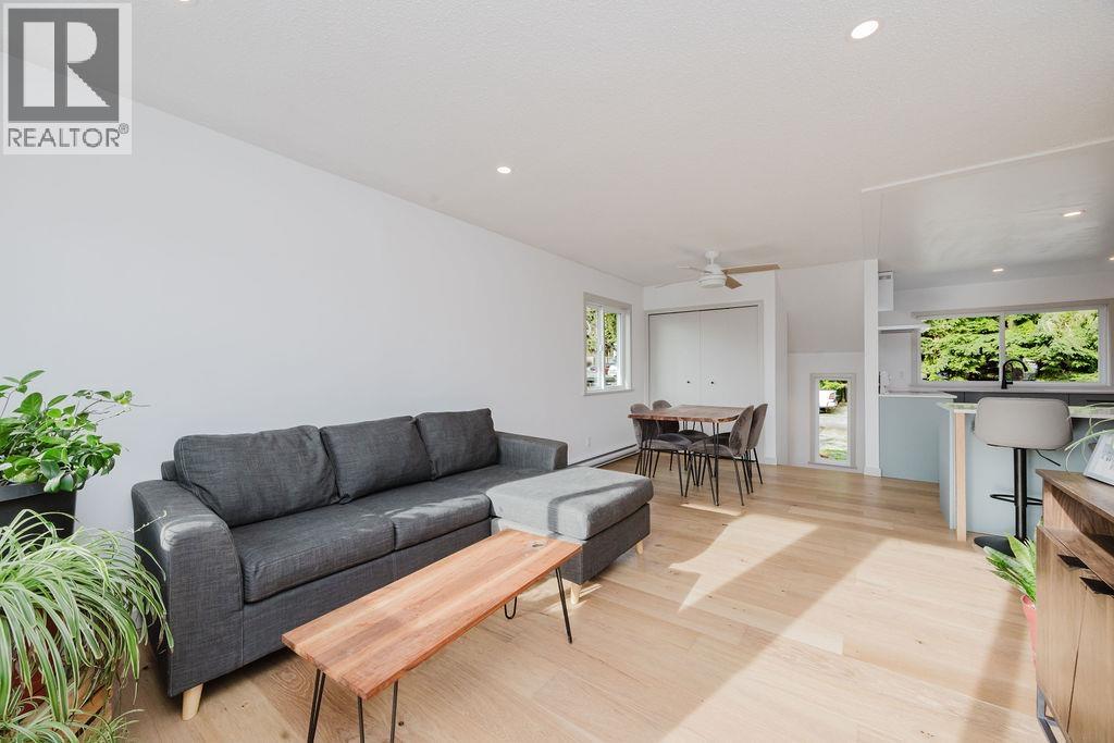 723 Tricklebrook Way, Gibsons, British Columbia  V0N 1V9 - Photo 8 - R3087219