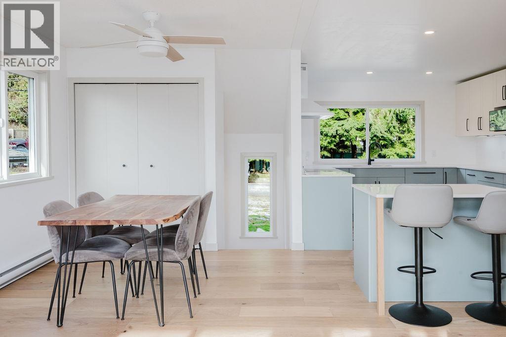 723 Tricklebrook Way, Gibsons, British Columbia  V0N 1V9 - Photo 9 - R3087219